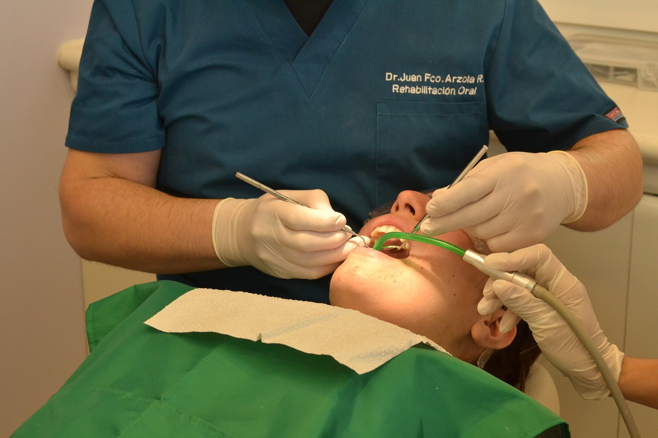 Ankara İnvisalign Doktor - Diğer Ağız Bakım Araçlarını Invisalign Plaklarınızla Nasıl Senkronize Hale Getirebilirsiniz?