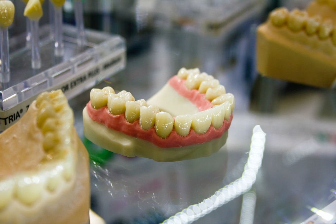 Ankara Şeffaf Plak Tedavisi - Invisalign Tedavisinde Diş Fırçalama ve Diş İpi Kullanımının Estetik Gülüşe Katkısı
