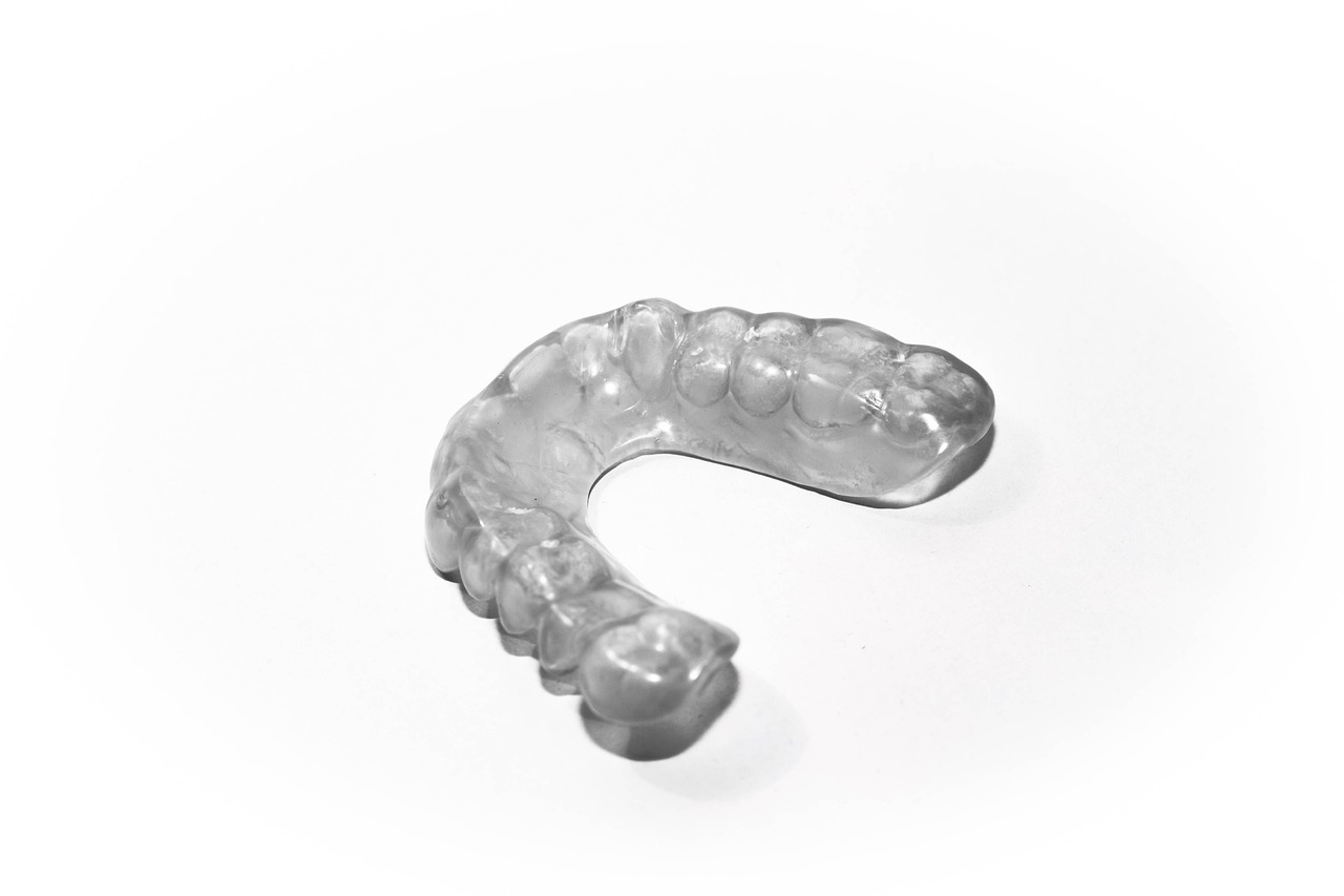 Ankara İnvisalign Doktor - Yumuşatıcı Tabletlerle Invisalign Plaklarının Temizlenmesi