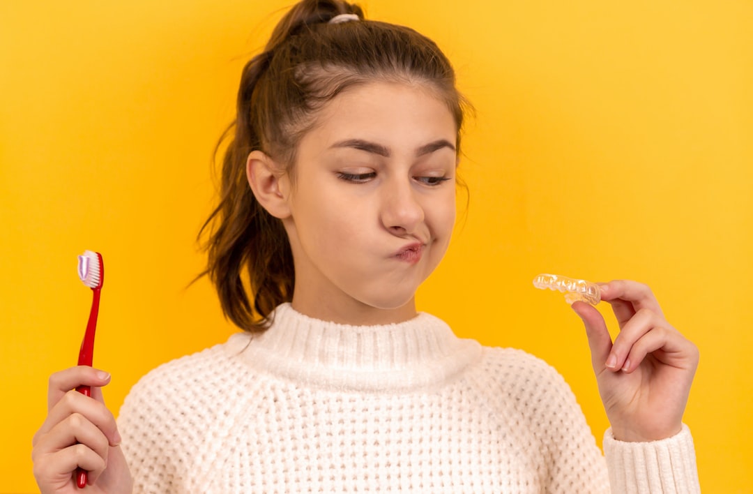 Ankara İnvisalign Doktor - İnvisalign vs. Metal Tel: Hangisi Daha Kolay Ayarlanabilir? 