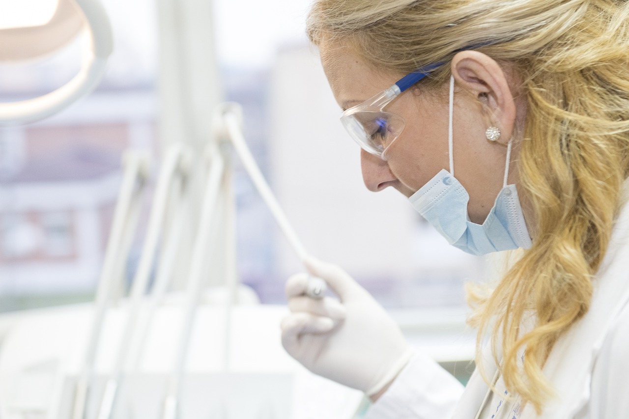 Ankara Şeffaf Plak Tedavisi - Invisalign Tedavisinde Diş Fırçalama ve Diş İpi Kullanımının Estetik Gülüşe Katkısı